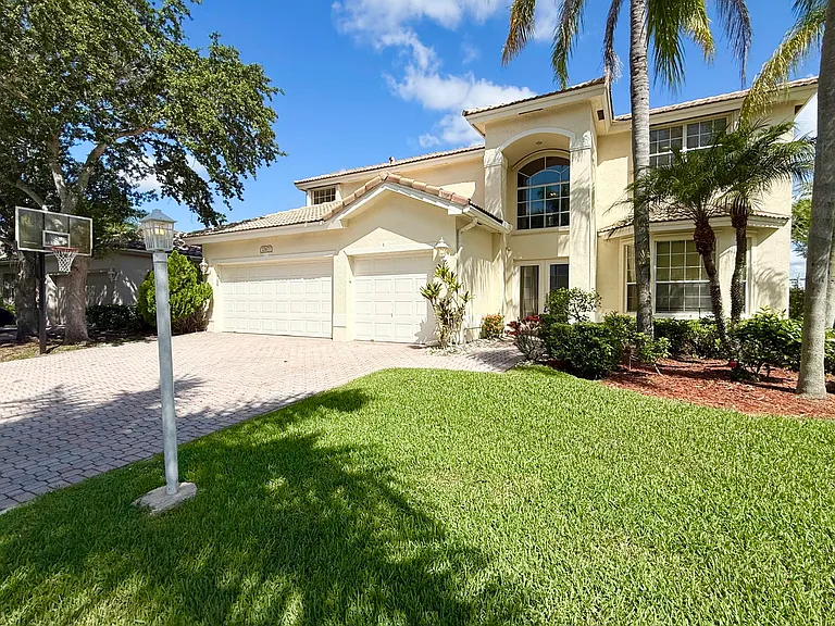 12671 Yardley Dr — Photo 26