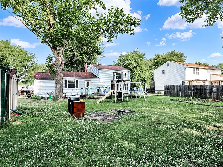 7915 Broadview Dr — Photo 33