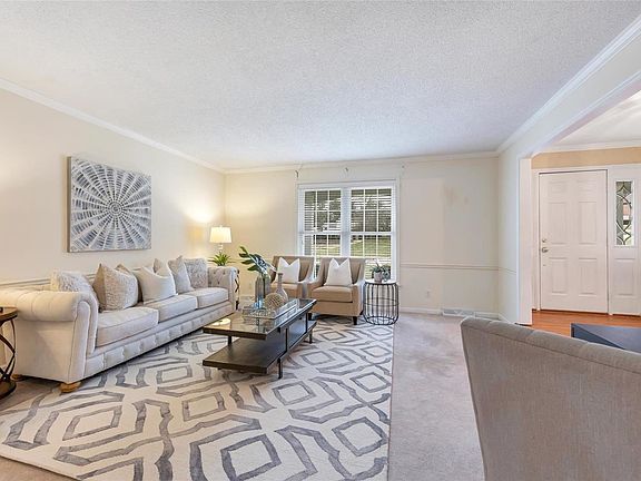 5th image of 2104 Pardoroyal Dr