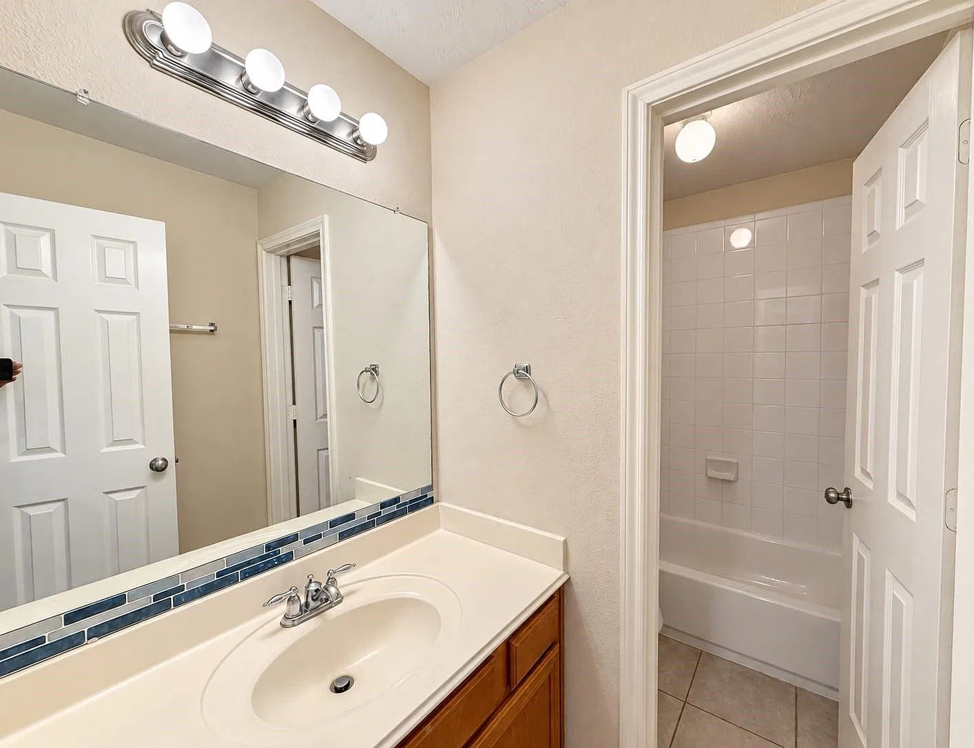 3 bed, 2.5 bath, 2729 sqft, $2,300 — Photo 4