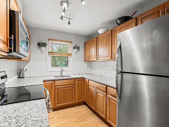 5th image of 5 Prudence Crandall Ln #5