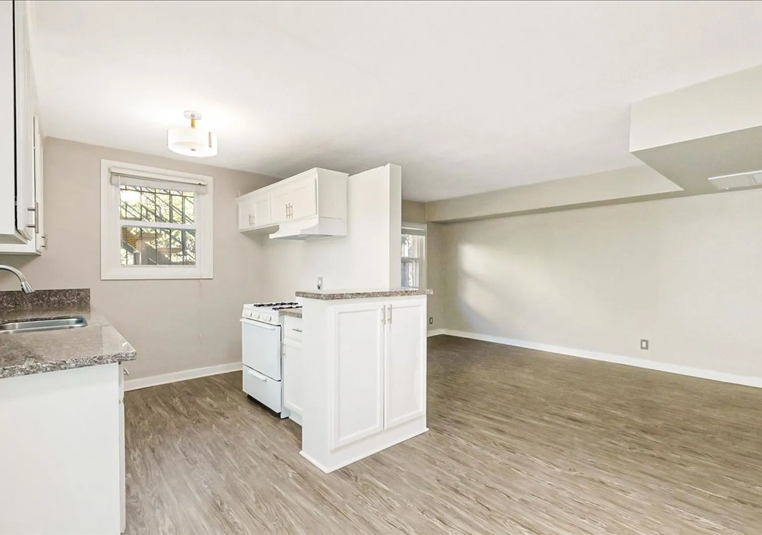 Beautiful One Bedroom Inglewood Apartment! — Photo 4