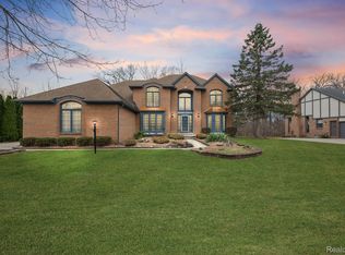 1384 Lakeview Dr, Rochester Hills, MI 48306