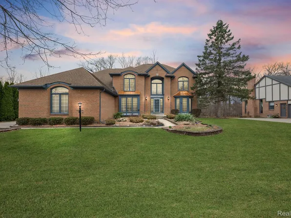 1384 Lakeview Dr, Rochester Hills, MI 48306