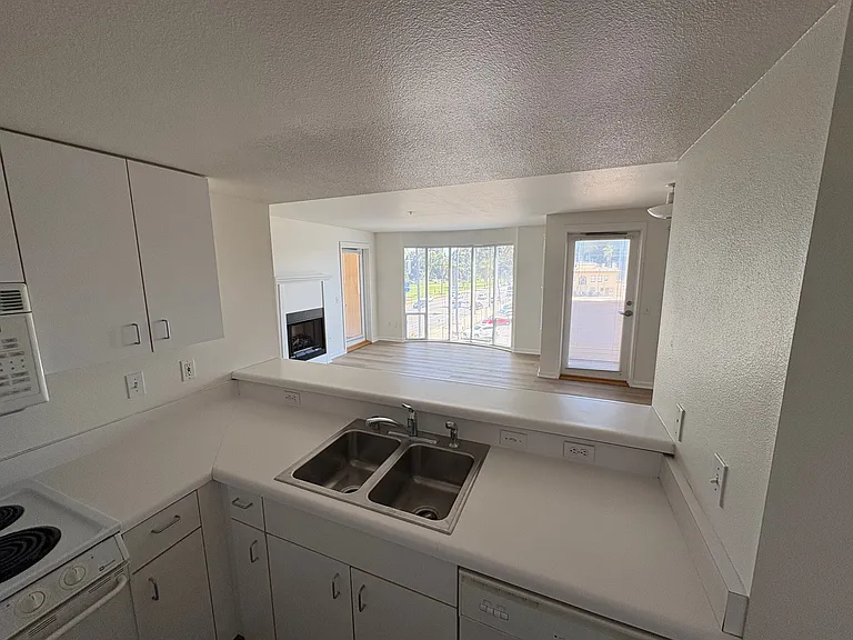 3004 6th Ave #7 — Photo 4