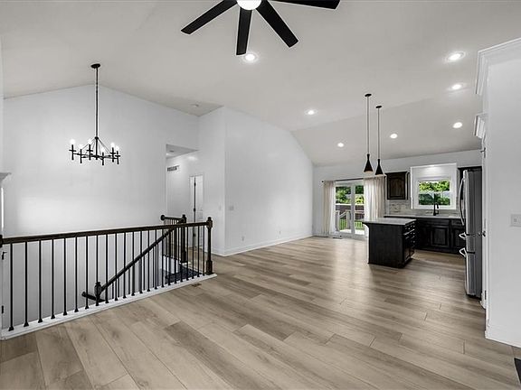 5th image of 1115 SW 10th Ter