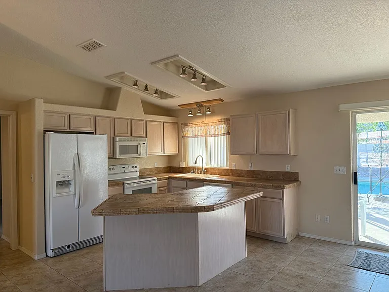 2135 Cosnina Dr — Photo 3