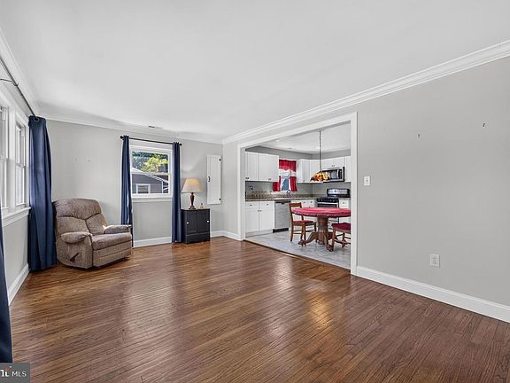2nd image of 419 Hickory Ln