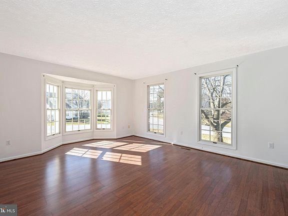 5th image of 19410 Portsmouth Dr