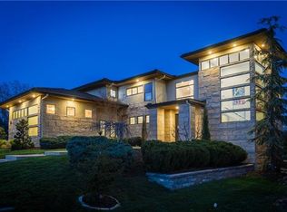 6537 Ridge Rd, Parkville, MO 64152