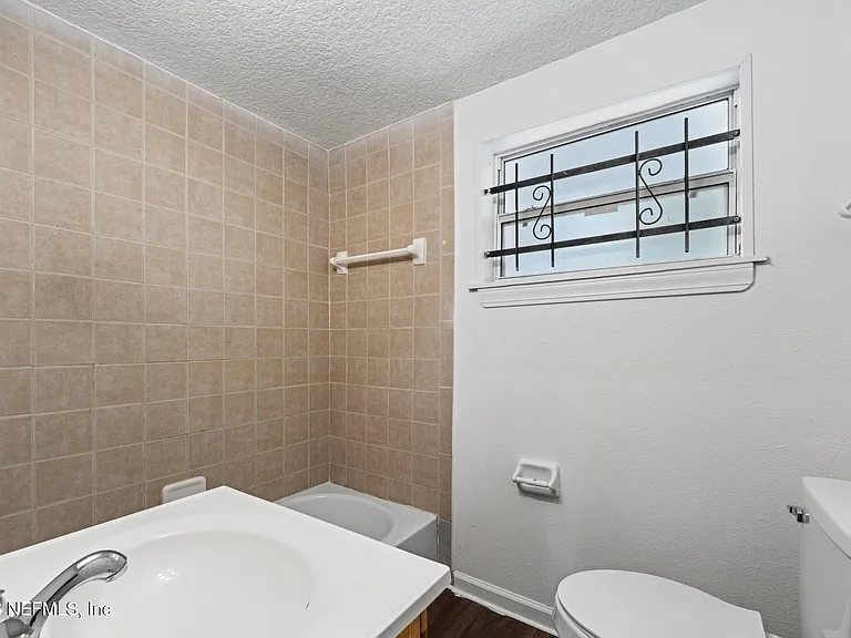1424 W 9th St — Photo 18