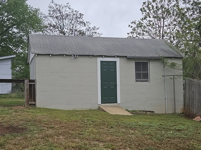 909 Rockland Ave — Photo 22