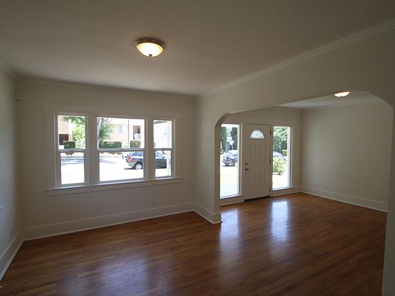 4th image of 1561 N Oxford Ave