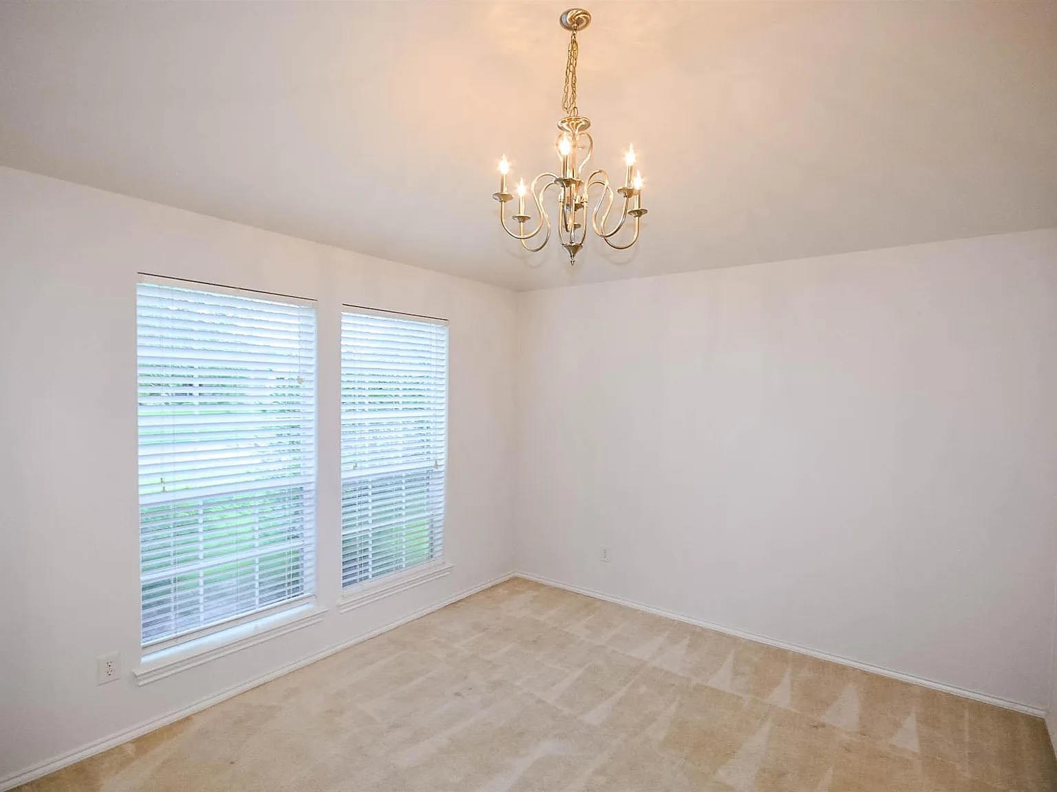 4 bed, 2.0 bath, 2055 sqft, $2,100 — Photo 4