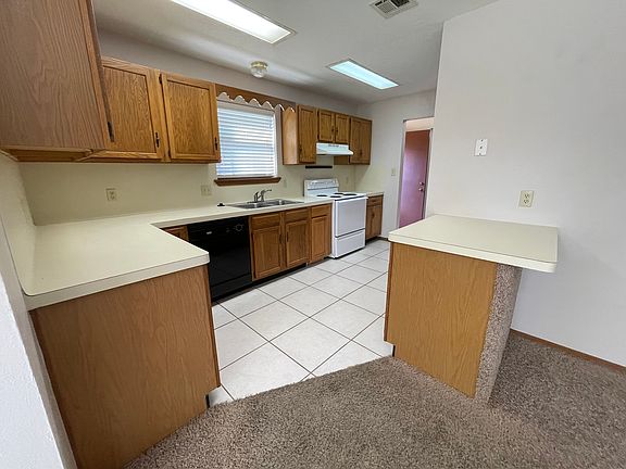 Plenty of counter space in kitchen with a short bar