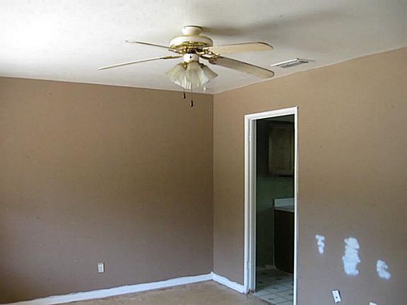 3rd image of 422 Vivion St