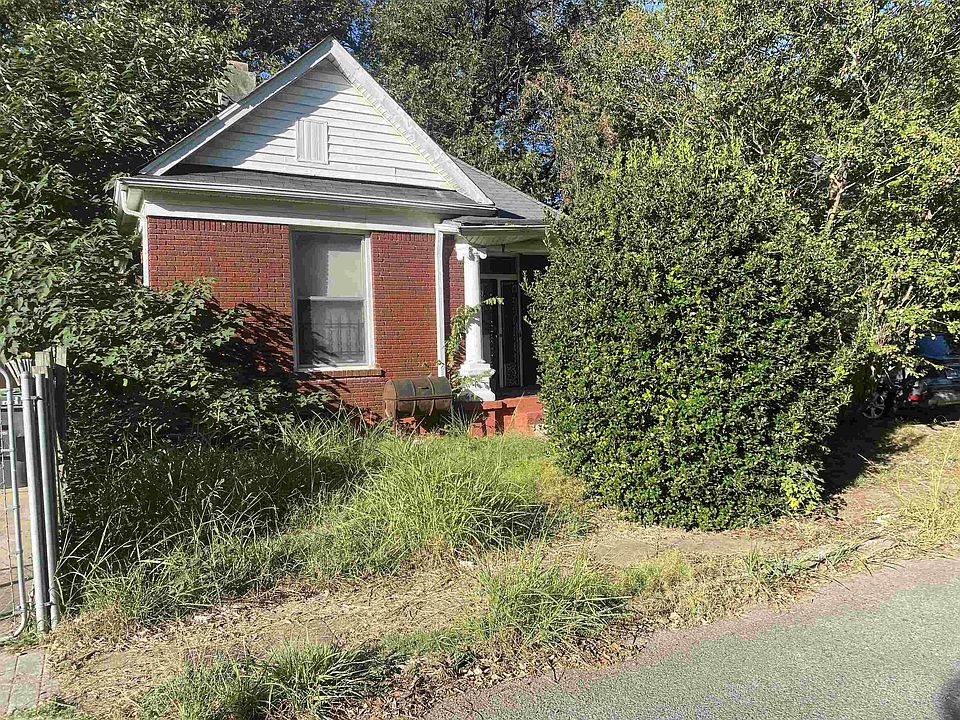 2nd image of 808 Roanoke Ave