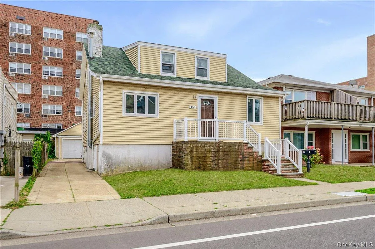 3 bed, 1.0 bath, 1400 sqft, $4,100 — Photo 1