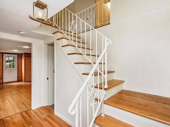2nd image of 7 Overlook Ct