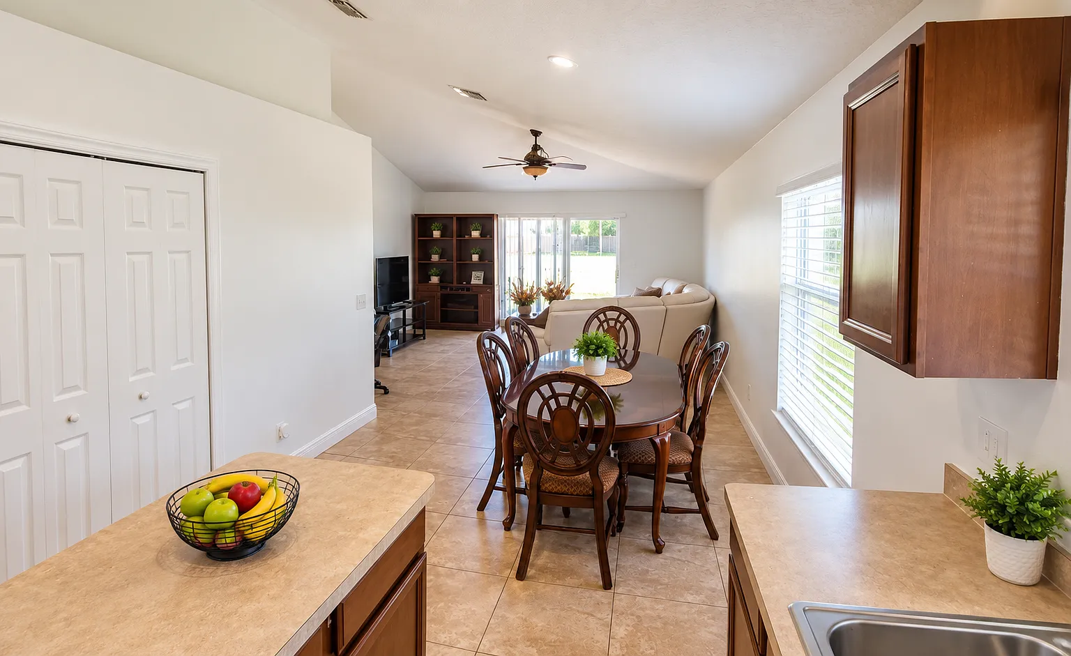 4 bed, 1945 sqft, $800 — Photo 3