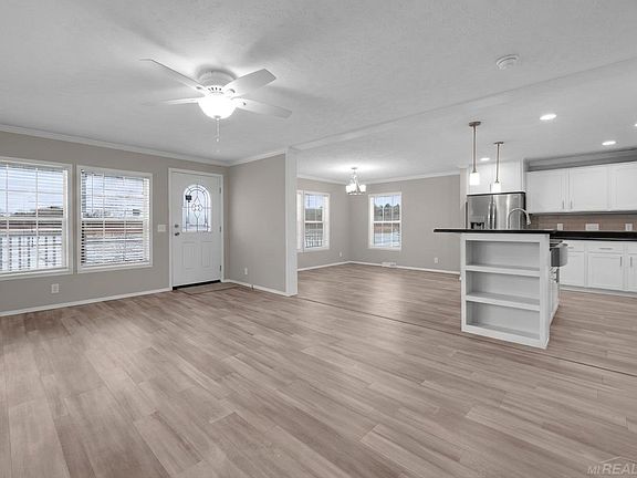 5th image of 250 Riviera Dr
