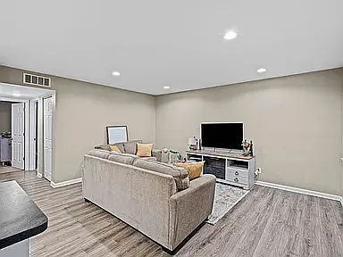 333 E 4th St #B6 — Photo 2