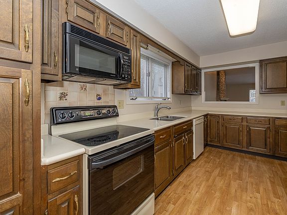 5th image of 3275 Shoreway Ct