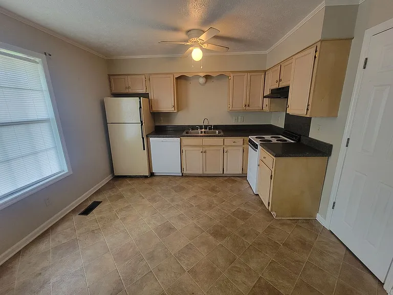 1630 Church Ave SE — Photo 3