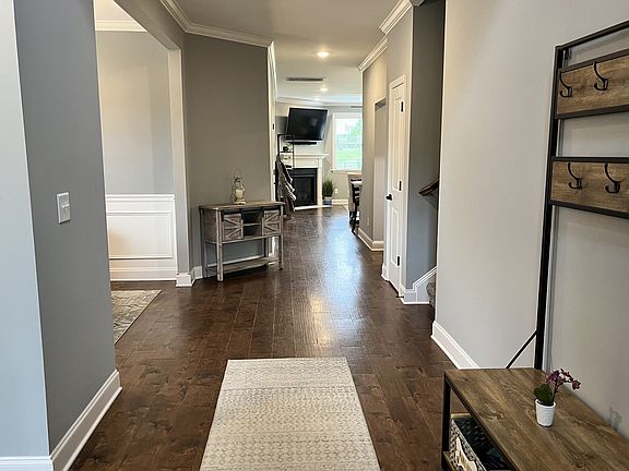 5th image of 207 Calumet Ct