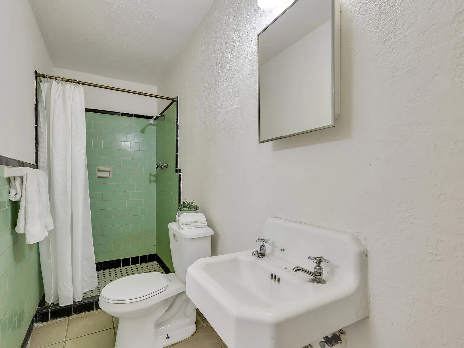 1 bed, 351 sqft, $1,200 — Photo 4