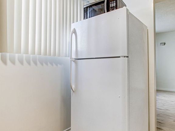4th image of 918 4th St APT 6