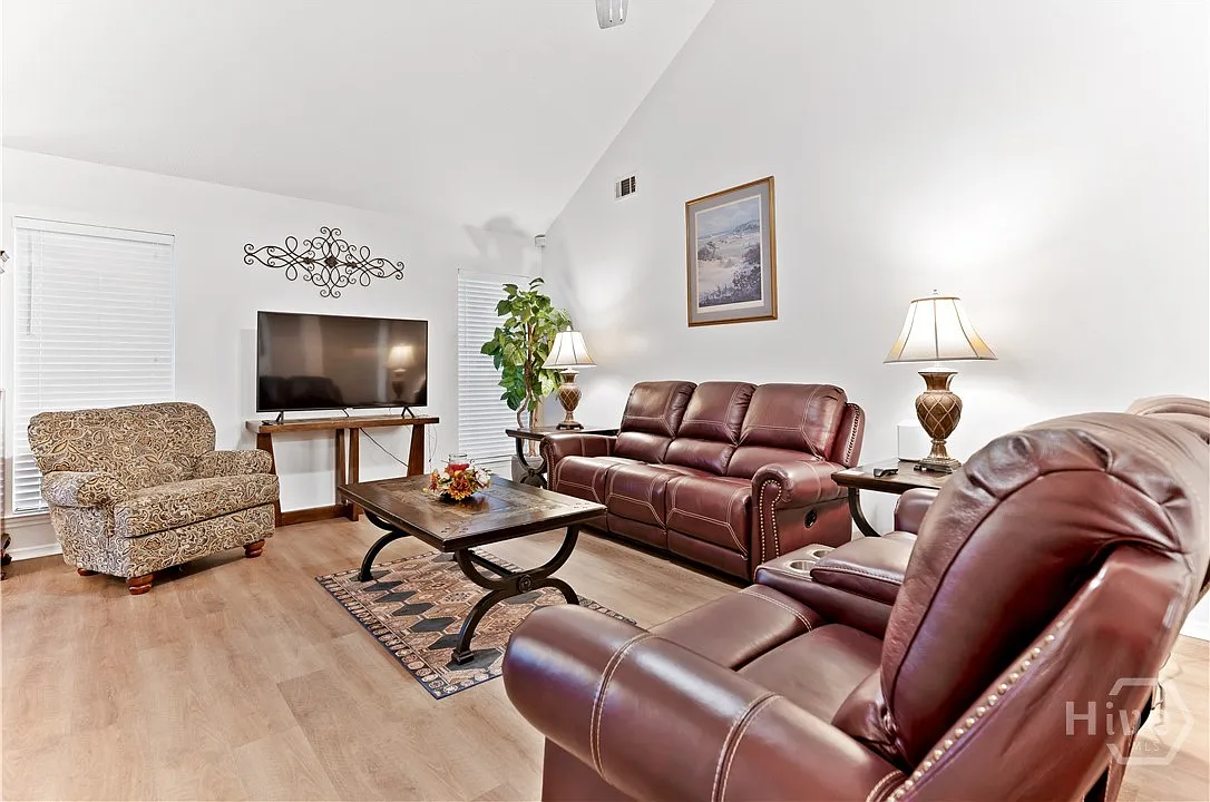 3 bed, 2.0 bath, 1462 sqft, $2,700 — Photo 1