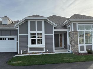 856 N Verona Cir UNIT 19, Grafton, WI