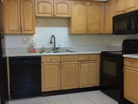 3rd image of 200 Georgetown East Dr