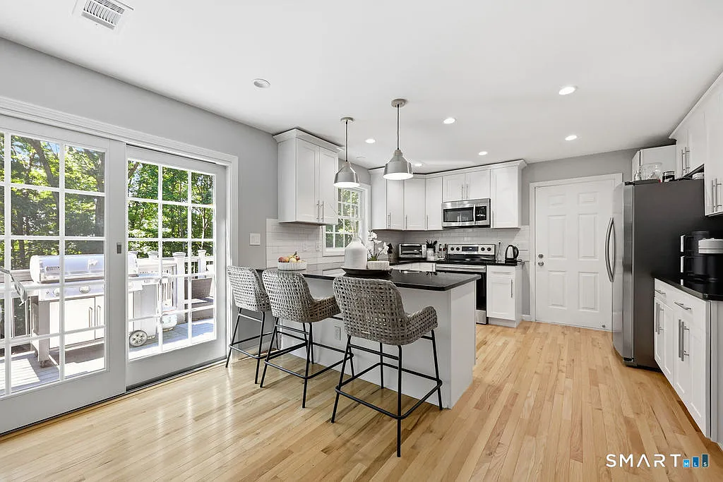 3 bed, 2.5 bath, 2516 sqft, $3,500 — Photo 4