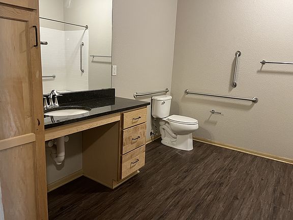5th image of 360 University Ave W #2274938