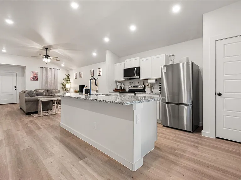2509 Kenwood Ave — Photo 14