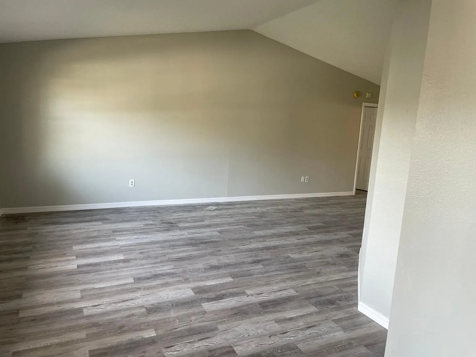1926 Meadowridge Dr — Photo 3
