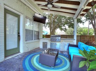 711 Cien Rd, Kemah, TX 77565