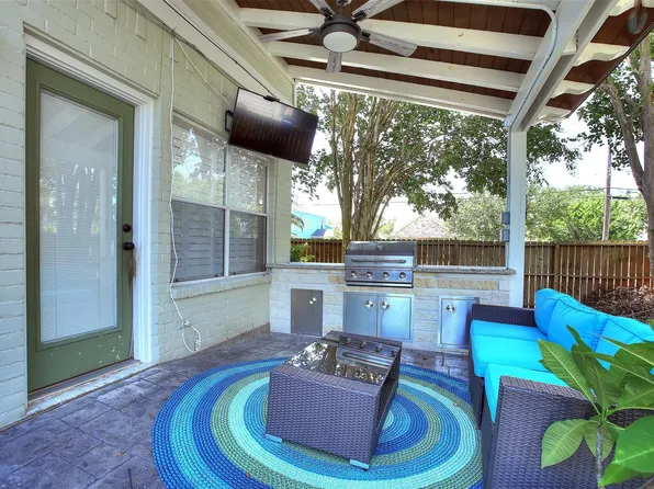 711 Cien Rd, Kemah, TX 77565