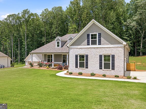 3rd image of 231 Camden Loop
