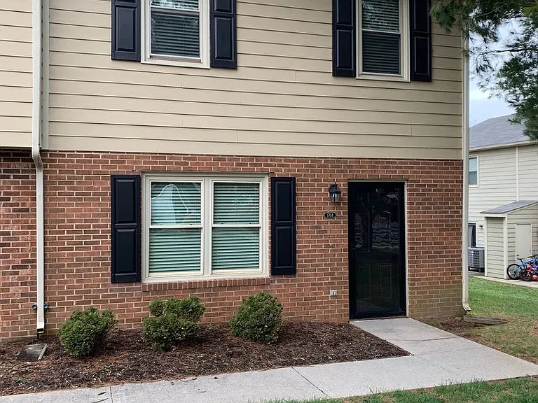 1704 Emerald St — Photo 1