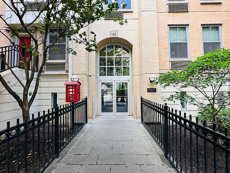 149 Essex St #6L — Photo 13