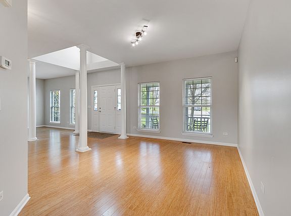 5th image of 380 Southwind Ct