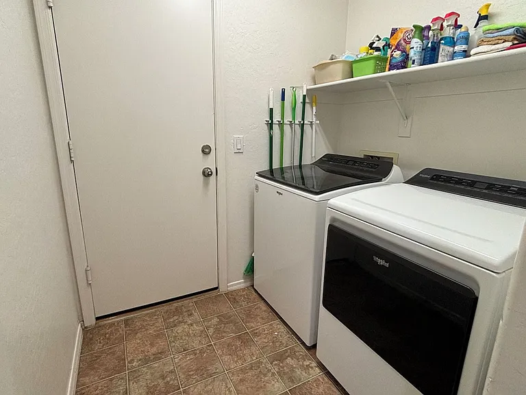 776 W Fairlane Ct — Photo 14