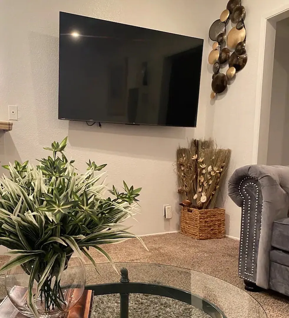 Contemporary 2-Bedroom Apartment with Modern Amenities — Photo 2