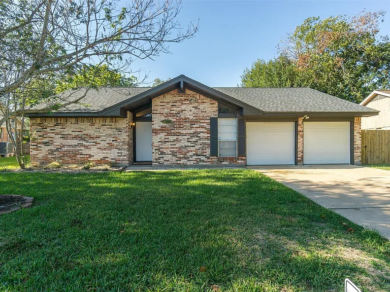 2119 Williamsburg Ct S — Photo 1