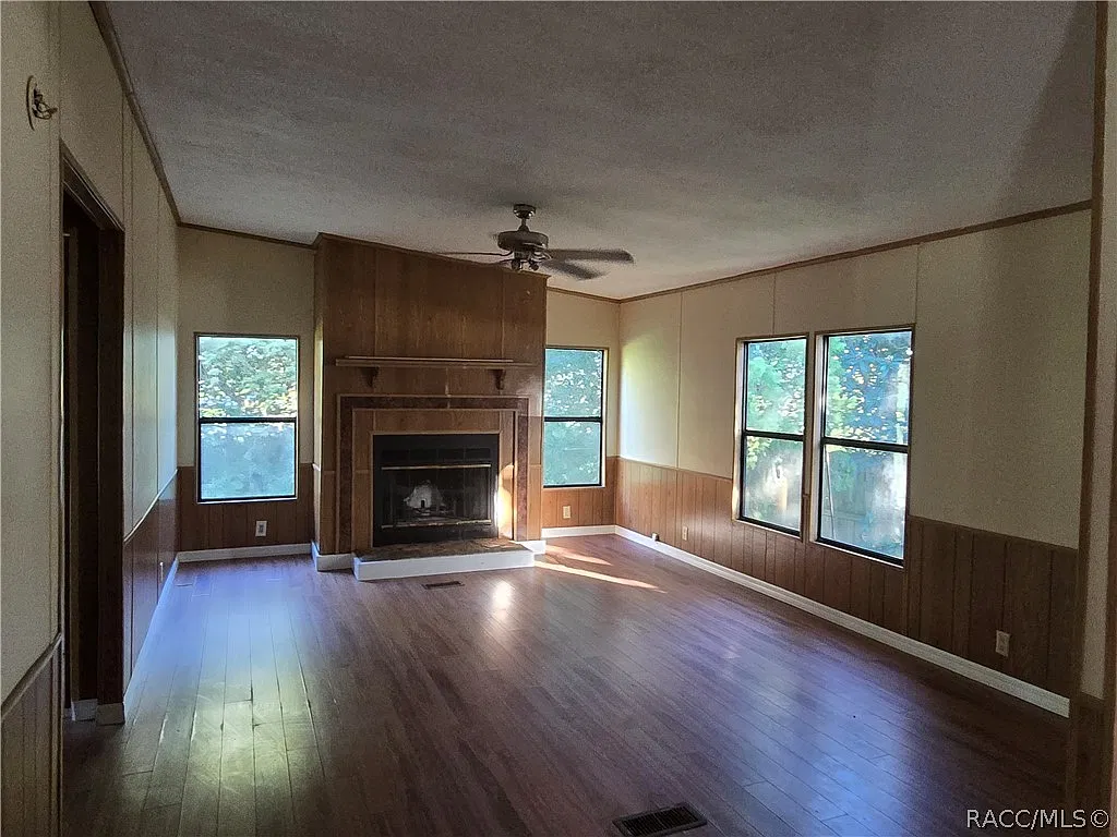 3 bed, 2.0 bath, 1404 sqft, $1,295 — Photo 2