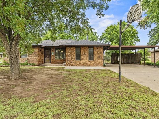 720 W 3rd St, Watonga, OK 73772