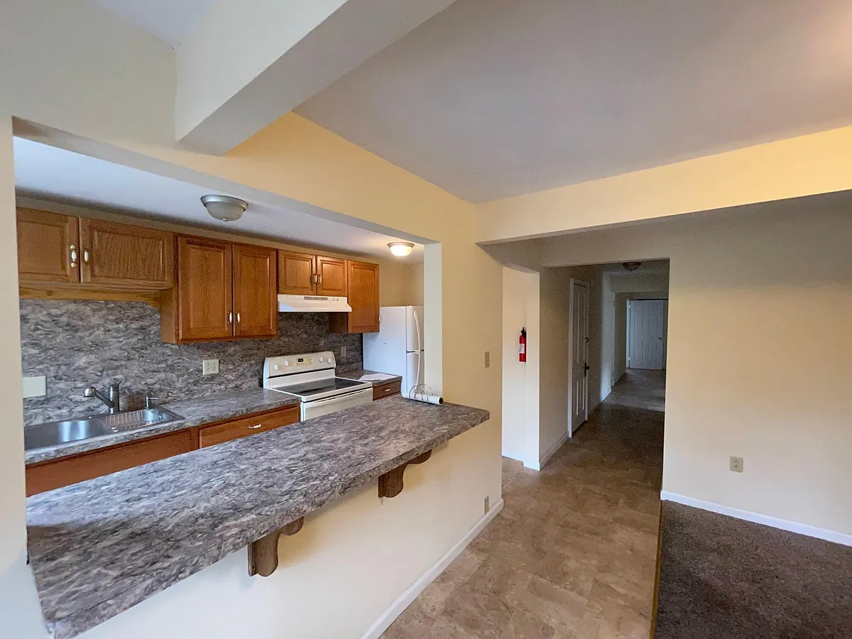 Building Photo - 315 W Laurel Blvd #2